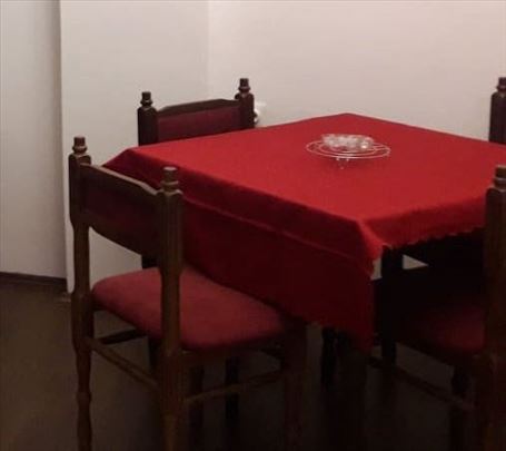 trpezarijski sto i 4 stolice 
