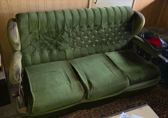 Upotrebljiv stari trosed!