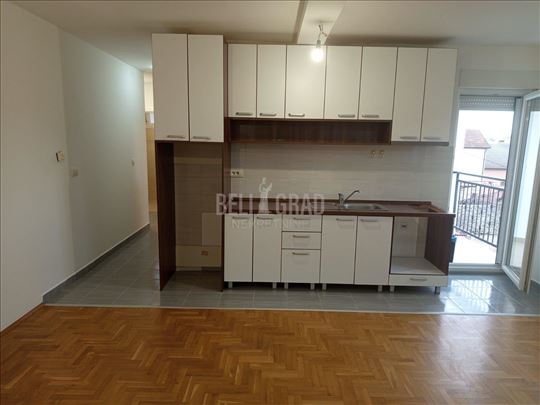 2.5, Batajnica, 53m2, odlična lokacija, retko u po