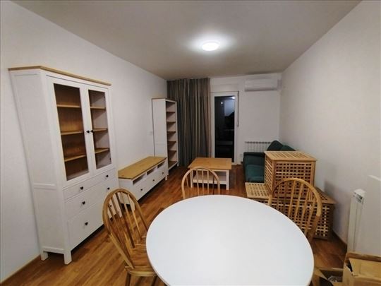 Banjica kod Paunovog brega 52m2 + dvorište 30 m2 