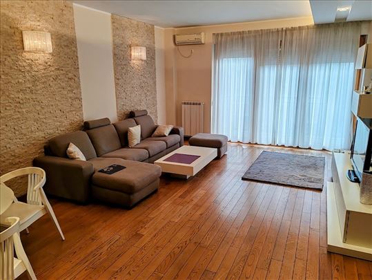 Blok 11c lux 2-soban stan sa garažnim mestom