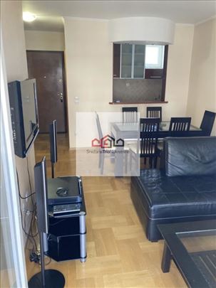 Centar namešten jednoiposoban stan sa parking mest