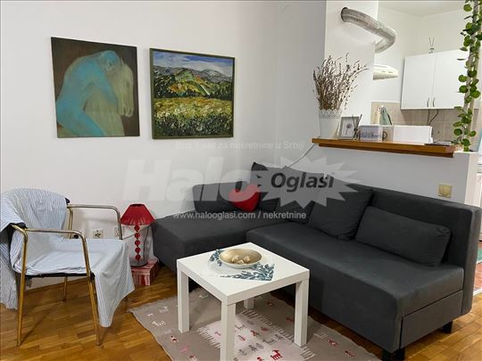 Cist, svetao, tek okrecen stan na sjajnoj lokaciji