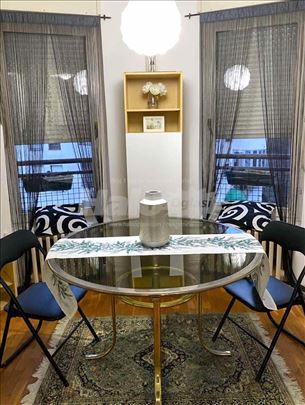 Cist, svetao, tek okrecen stan na sjajnoj lokaciji