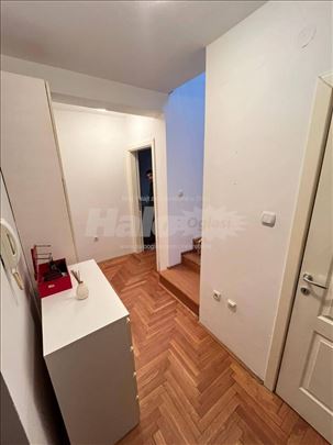 Izadje se troiposoban stan, Grbavica