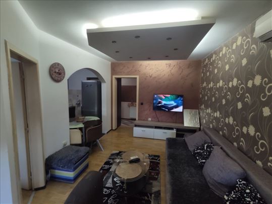 Izdaje se jednosoban namešten stan ,centar