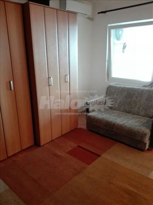 Izdajem jednosoban namešten stan Južni Bulevar