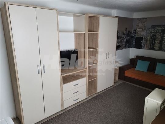 Izdajem kompletno opremljenu garsonjeru!