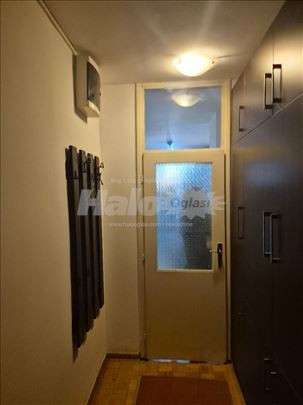 Izdajem stan u Zemunu