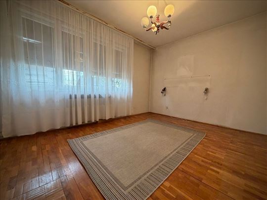 Košutnjak - bazeni, kuća na 5 ari