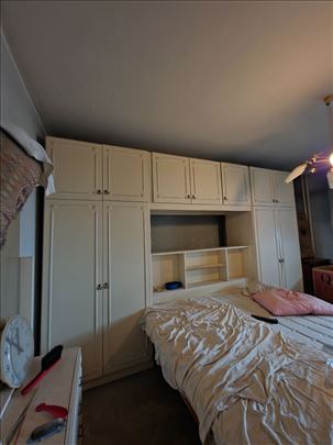 Krevet sa dusekom i plakarom