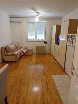 Lepa garsonjera u Vojnom Naselju