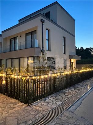 Nova kuća u zatvorenom naselju u Budvi