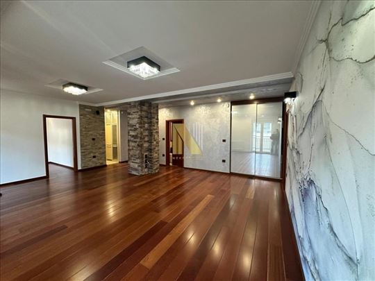 Delimično opremljen, luksuzan 4.0 stan u Laze Kost