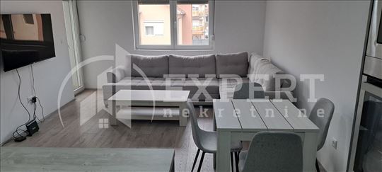 Izdaje se dvoiposoban stan u blizini crkve Sv. Pan