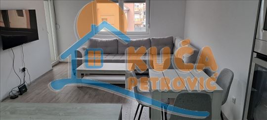 Izdaje se dvoiposoban stan u blizini crkve Sv. Pan