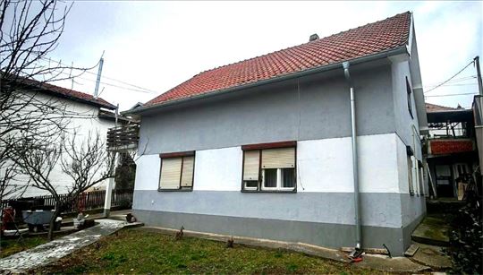 Kuća na prodaju u centru Mladenovca na 4,5 ari 