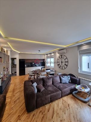 Lep. Renoviran. Deljiv na dve celine. Parking