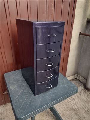 Metalni ormarić sa fiokama