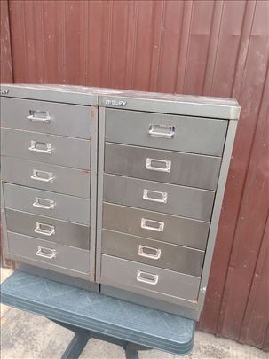 Metalni ormarići sa fiokama
