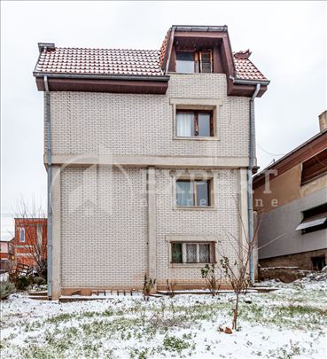 Odlična porodična kuća 320m2,  plac 476m2, Apelova