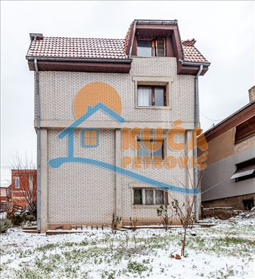 Odlična porodična kuća 320m2,  plac 476m2, Apelova