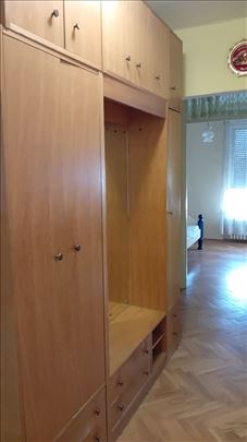 Plakar u hodniku sniženo