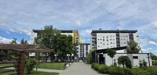 Prodaja GaraŽnog Mesta U Kompleksu