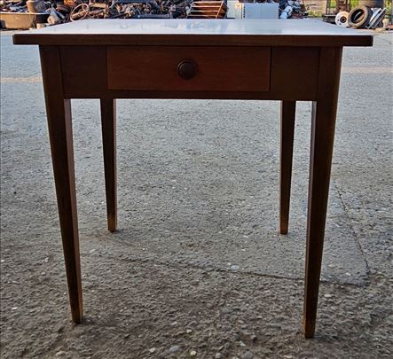 Radni sto sa fiokicom