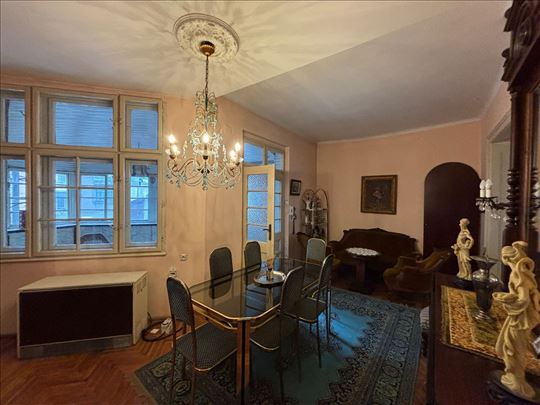 Salonski stan u najlepsem delu Vracara, kod Hrama