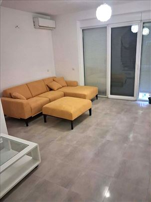 Senjak renovirana kuća sa dvorištem i garažom