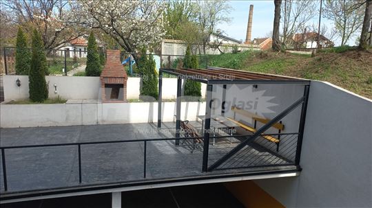 Uknjizen dvosoban stan na idealnoj lokaciji