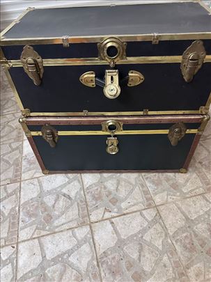 Dva stara retro kofera