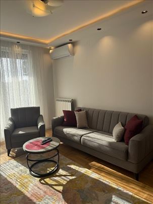 EKSKLUZIVNA ponuda!Stilski uređen,potpuno nov stan