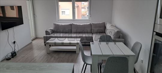 Izdaje se dvoiposoban stan u blizini crkve Sv. Pan