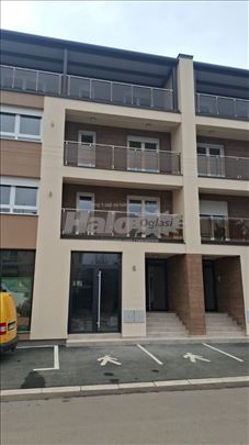 Izdajem potpuno nov namešten stan, odmah useljiv