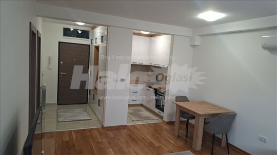 Izdajem potpuno nov namešten stan, odmah useljiv