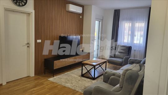 Komforan trosoban stan na Vidikovcu