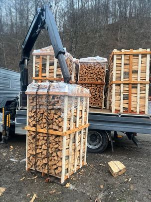 Cepano drvo u paleti