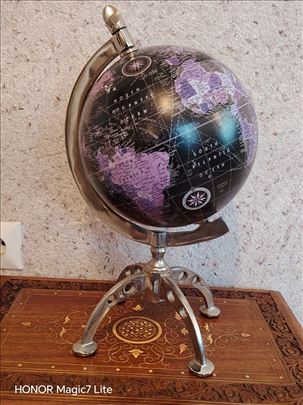 dekorativan vintage globus 