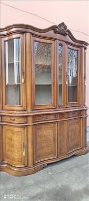 Elegantna i Masivna Velika Trepezariska Vitrina 
