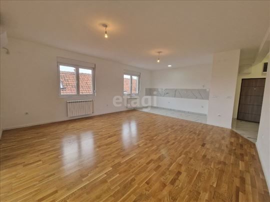 Izdaje se 4.0 stan 107 m²  sa 2 garažna mesta