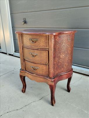 Manja stilska komoda sa neobičnim reljefnim cvetni