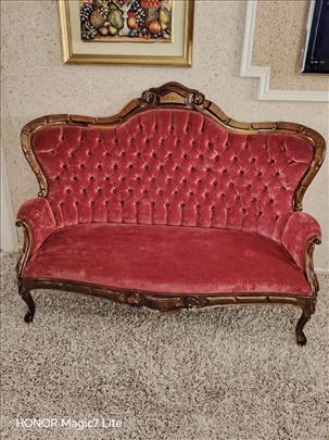 Prelep ocuvan Stilski elegantan dvosed 