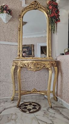 Prelepa Elegantna Masivna Stilska Konzola u polati