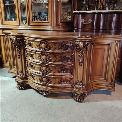 Salonska Stilska Masivna Dugacka Komoda Razbarena 