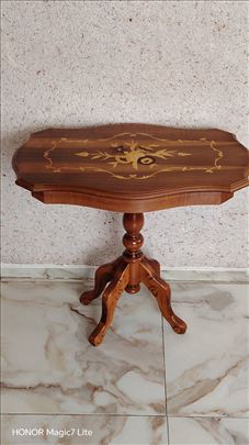 stari ocuvan stilski drveni kafe stolcic u intarzi