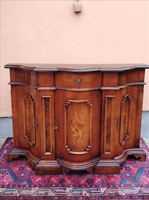 Stilska Ocuvana trbusna komoda sa intarzijom