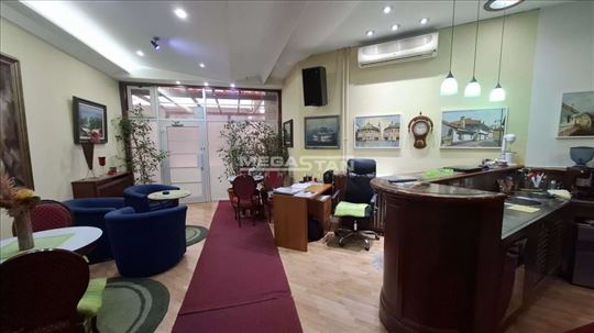 Blok 12, YUBC, lokal sa baštom