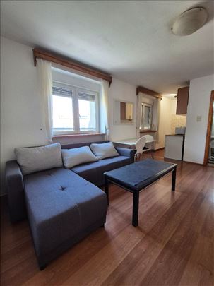 Centar 1.5 namešten 2/3 parking